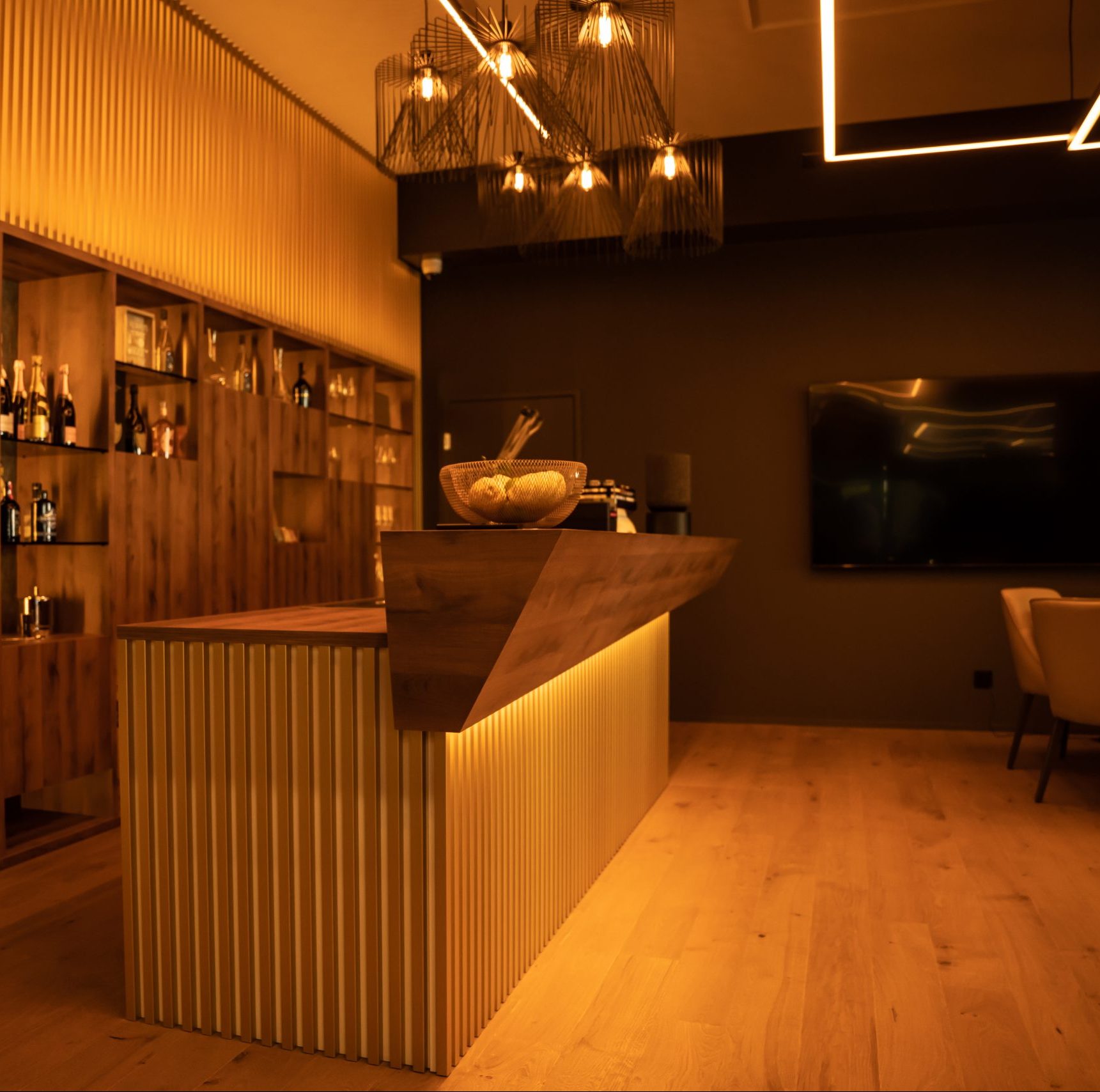 Bar-Detail im Showroom mit Champagner-Auswahl