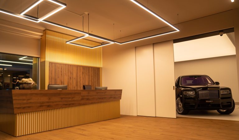 Empfangsbereich Autowelt Schweiz mit Rolls-Royce Cullinan